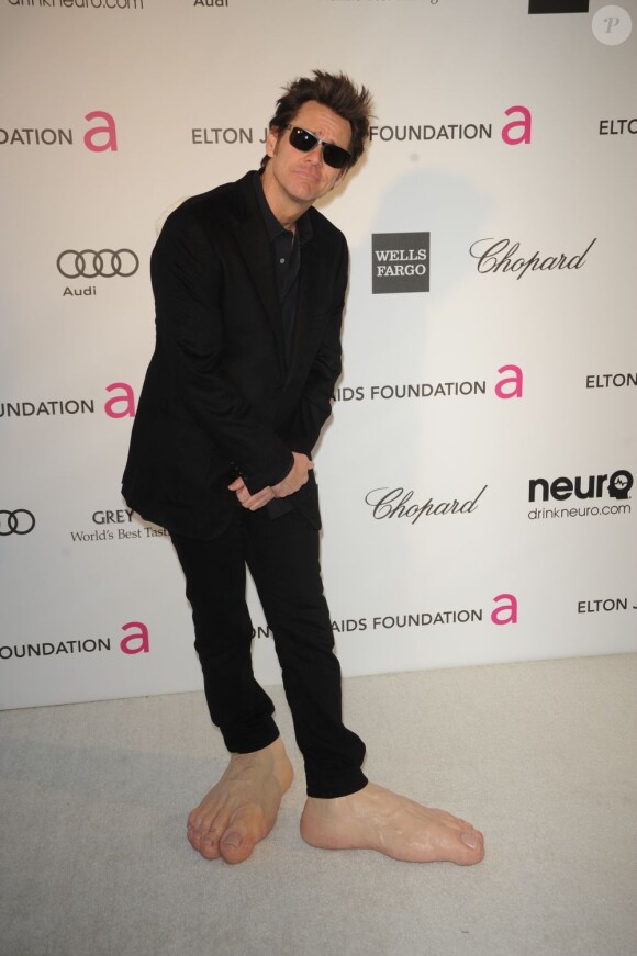 Jim Carrey et ses grands pieds lors de la soirée 'Elton John AIDS Foundation Academy Awards Viewing Party' à Los Angeles le 24 février 2013