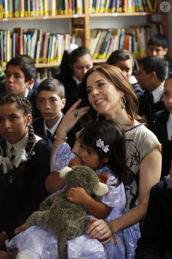 La princesse Mary de Danemark visite une école à Valparaiso, deuxième ville du Chili, le 12 mars 2013.