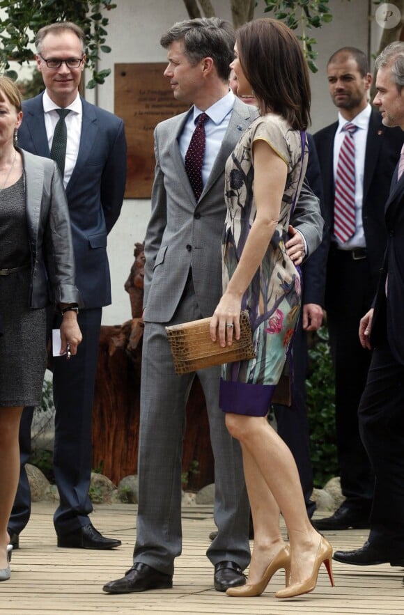 DaLe prince héritier Frederik de Danemark et son épouse Mary ont visité la demeure située à Santiago, du poète, diplomate et politicien Pablo Neruda, le 12 mars 2012.