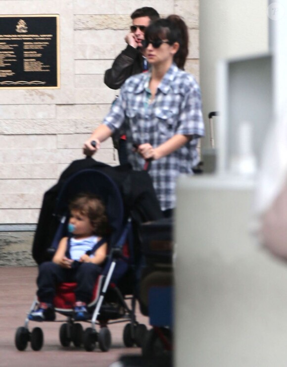 Penélope Cruz (enceinte de son deuxième enfant) arrive avec son fils Leo à l'aéroport international des Bahamas pour prendre un vol pour Miami, le 31 janvier 2013.