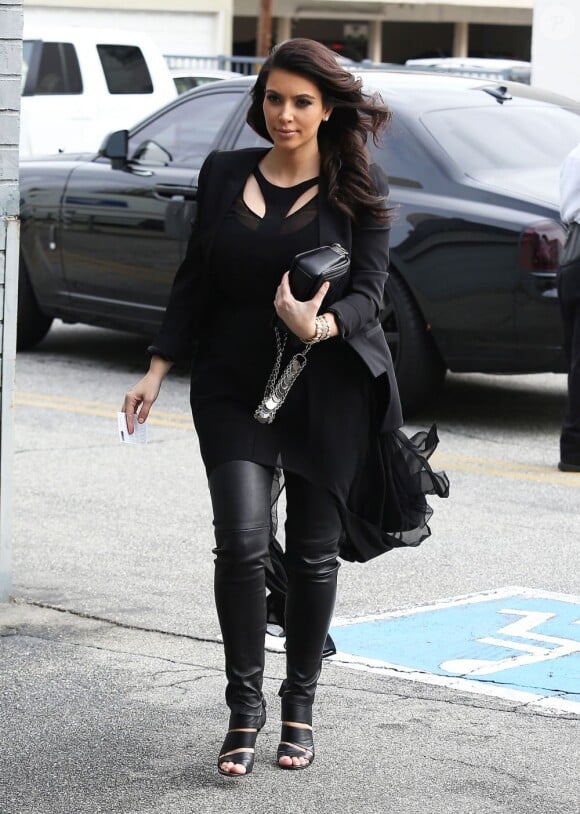 Kim Kardashian tout de cuir vêtue en février 2013 à Beverly Hills