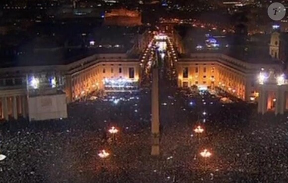 C'est une foule en liesse qui a accueilli le nouveau pape, le 13 mars 2013 sur le parvis de la Basilique Saint-Pierre. (images BFM TV)