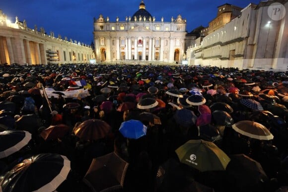 C'est une foule en liesse qui a accueilli le nouveau pape, le 13 mars 2013 sur le parvis de la Basilique Saint-Pierre.