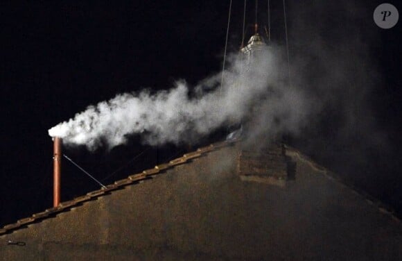 De la fumée blanche s'est échappée de la Chapelle Sixtine où les 115 cardinaux étaient réunis en conclave pour élire un nouveau pape, mercredi 13 mars 2013.
