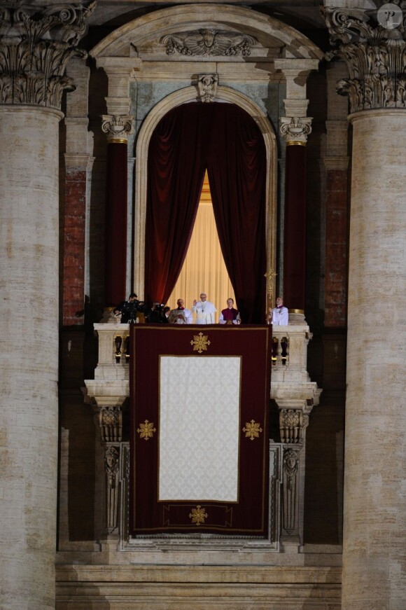 Le cardinal Jorge Mario Bergoglio, originaire d'Argentine ici au balcon de la Basilique Saint-Pierre a été élu pape, le 13 mars 2013.