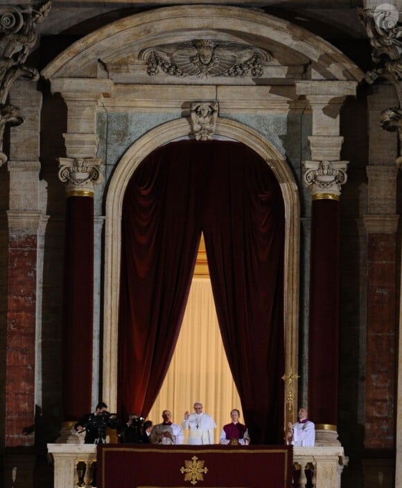 Le cardinal argentine Jorge Mario Bergoglio ici au balcon de la Basilique Saint-Pierre a été élu pape, le 13 mars 2013.