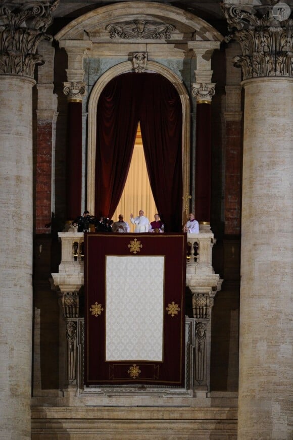 Le cardinal Jorge Mario Bergoglio, originaire d'Argentine ici au balcon de la Basilique Saint-Pierre a été élu pape, le 13 mars 2013.