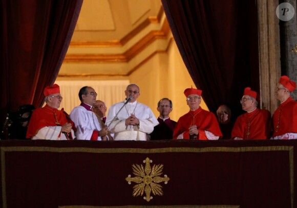 Le Cardinal Jorge Mario Bergoglio a ete elu souverain pontife et prend le nom Francois au Vatican a Rome en Italie le 13 mars 2013. il succede a Benoit XVI et est le premier pape latino-americain.  Argentina's Cardinal Jorge Mario Bergoglio is elected as the Catholic Church's new Pope Francis, the first Latin American in the role on March 13, 2013 at the Vatican. Cardinal Bergoglio was elected in a swift five votes of a conclave of 115 cardinals, and immediately appeared to say the Lord's Prayer to crowds on the Vatican plaza.13/03/2013 - Rome