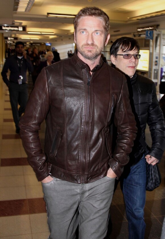 Gerard Butler prenant un vol à l'aéroport de Washington, le 13 mars 2013
