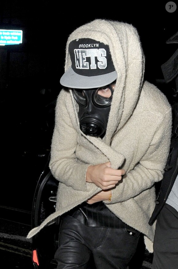 Justin Bieber quitte un restaurant avec un masque à gaz à Londres, le 6 mars 2013.