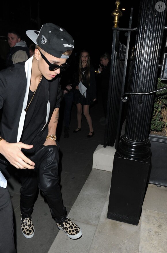 Justin Bieber se rend dans une boite de nuit à Londres, le 5 mars 2013.