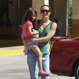 Leighton Meester avec sa nièce dans les rues de Los Angeles, le 14 mars 2013.