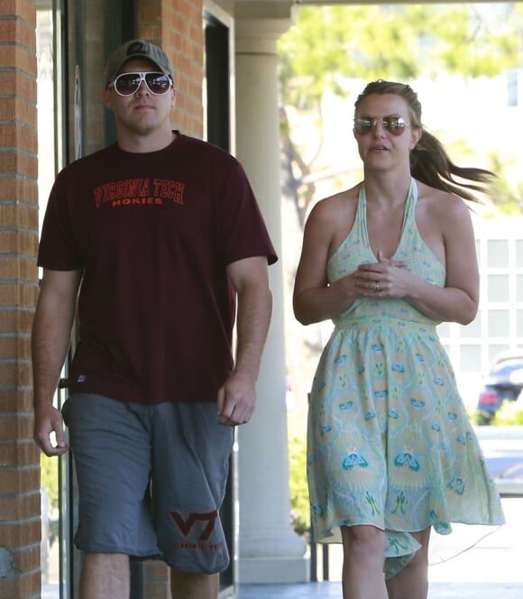 Britney Spears dans les rues de Thousand Oaks, le 14 mars 2013, en compagnie de David Lucado.