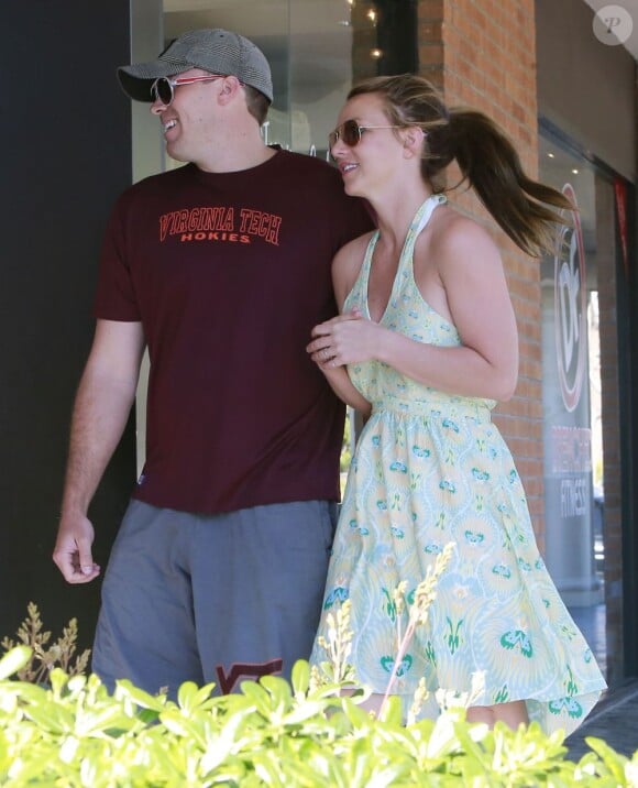 Britney Spears dans les rues de Thousand Oaks avec David Lucado, le 14 mars 2013.