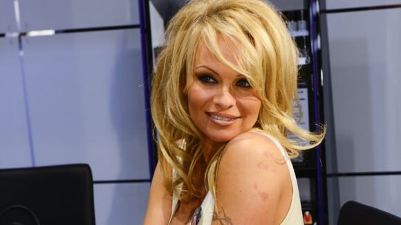 Pamela Anderson : Très décolletée pour dévoiler son secret de beauté...