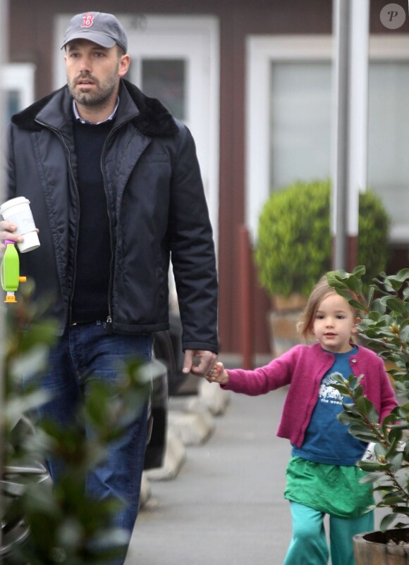 L'acteur Ben Affleck emmène sa fille Seraphina au Brentwood Country Mart à Los Angeles le 15 mars 2013.