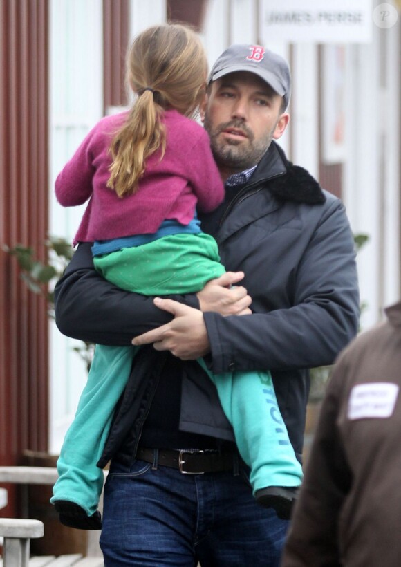 Ben Affleck emmène sa fille Seraphina petit-dejeuner au Brentwood Country Mart à Los Angeles le 15 mars 2013.