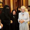 Les sourires étaient au rendez-vous alors que Camilla Parker Bowles, duchesse de Cornouailles, rencontrait les premières femmes entrées à l'assemblée consultative de l'Arabie Saoudite, le 16 mars 2013 à Riyad
