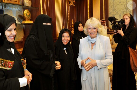 Les sourires étaient au rendez-vous alors que Camilla Parker Bowles, duchesse de Cornouailles, rencontrait les premières femmes entrées à l'assemblée consultative de l'Arabie Saoudite, le 16 mars 2013 à Riyad