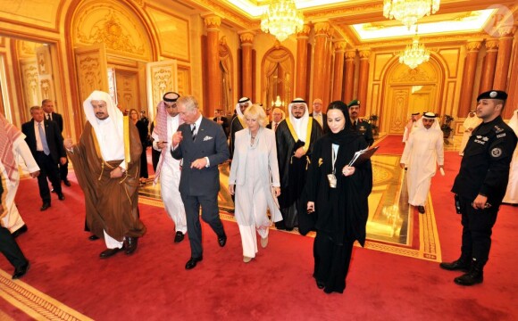 Le prince Charles et son épouse Camilla Parker Bowles, duchesse de Cornouailles lors d'une visite de l'assemblée consultative de l'Arabie Saoudite, le 16 mars 2013 à Riyad