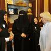 Camilla Parker Bowles, duchesse de Cornouailles en pleine discussion avec les premières femmes entrées à l'assemblée consultative de l'Arabie Saoudite, le 16 mars 2013 à Riyad
