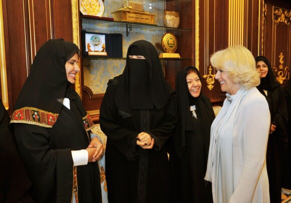 Camilla Parker Bowles, duchesse de Cornouailles en pleine discussion avec les premières femmes entrées à l'assemblée consultative de l'Arabie Saoudite, le 16 mars 2013 à Riyad