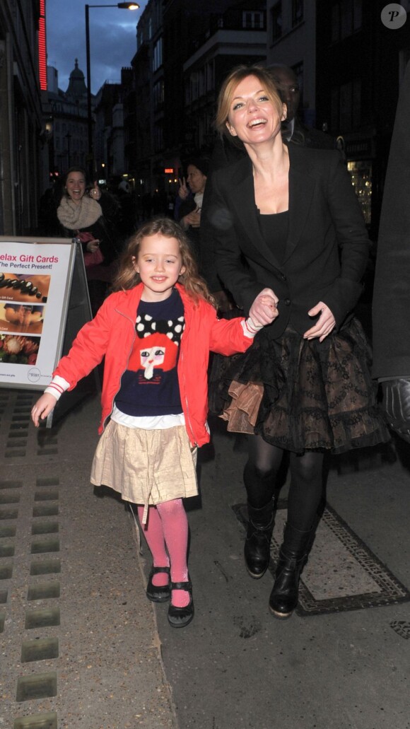 Geri Halliwell et sa fille Bluebell Madonna heureuses à la sortie du Piccadilly Theater de Londres le 15 mars 2013