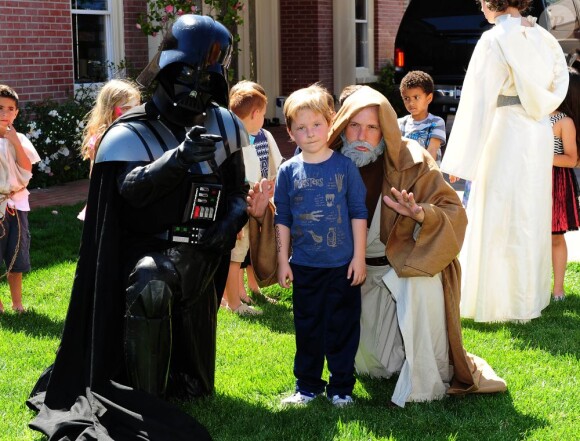 Tori Spelling a organisé une fête costumée dans le thème Star Wars pour les 6 ans de son fils Liam (au centre), à Los Angeles, le 16 mars 2013.