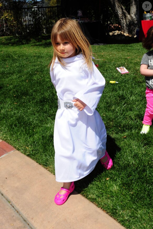 Stella, la fille de Tori Spelling à la fête costumée dans le thème Star Wars pour les six ans de son frère Liam, à Los Angeles, le 16 mars 2013.