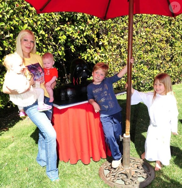 Tori Spelling, ici avec Hattie, Stella et Finn, a organisé une fête costumée dans le thème Star Wars pour les six ans de son fils Liam (au centre), à Los Angeles, le 16 mars 2013.