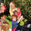 Tori Spelling avec sa fille Stella et son petit dernier Finn aux 6 ans de son fils Liam à Los Angeles, le 16 mars 2013.
