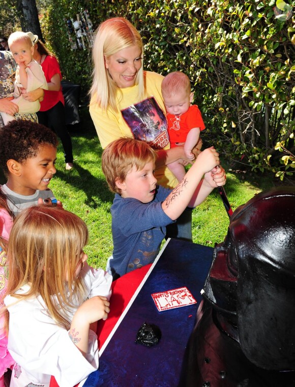 Tori Spelling avec sa fille Stella et son petit dernier Finn aux 6 ans de son fils Liam à Los Angeles, le 16 mars 2013.