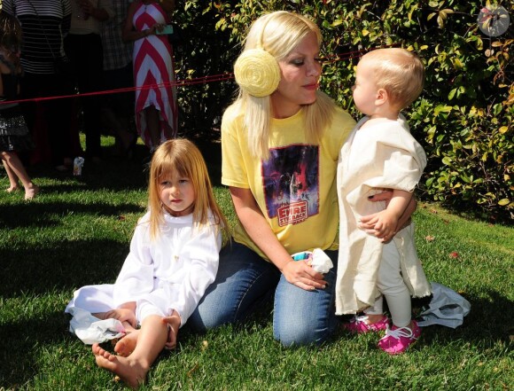 Tori Spelling (ici avec ses filles Stella et Hattie) a organisé une fête costumée dans le thème Star Wars pour les six ans de son fils Liam, à Los Angeles, le 16 mars 2013.