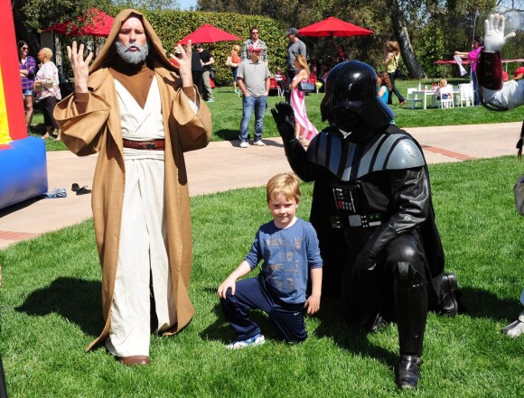 Tori Spelling a organisé une fête costumée dans le thème Star Wars pour les six ans de son fils Liam (au centre), à Los Angeles, le 16 mars 2013.