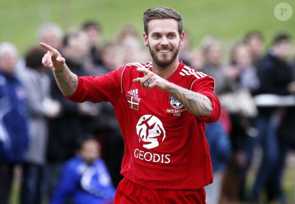 M. Pokora inaugurait sa première sélection sous le maillot du Variétés Club de France à Saint-Jean-Pied-de-Port face à l'équipe locale du FC Garazi le 17 mars 2013