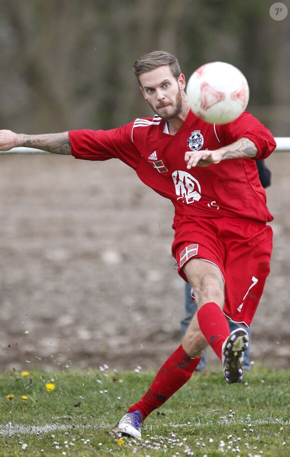 M. Pokora inaugurait sa première sélection sous le maillot du Variétés Club de France à Saint-Jean-Pied-de-Port face à l'équipe locale du FC Garazi le 17 mars 2013