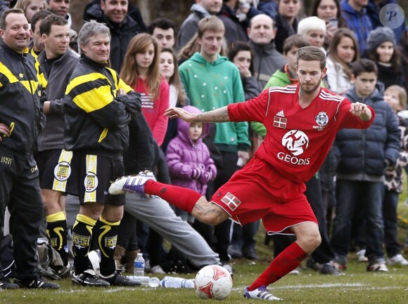 M. Pokora inaugurait sa première sélection sous le maillot du Variétés Club de France à Saint-Jean-Pied-de-Port face à l'équipe locale du FC Garazi le 17 mars 2013