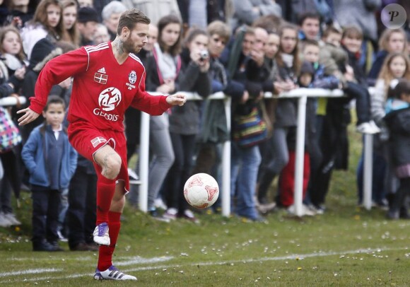 M. Pokora inaugurait sa première sélection sous le maillot du Variétés Club de France à Saint-Jean-Pied-de-Port face à l'équipe locale du FC Garazi le 17 mars 2013