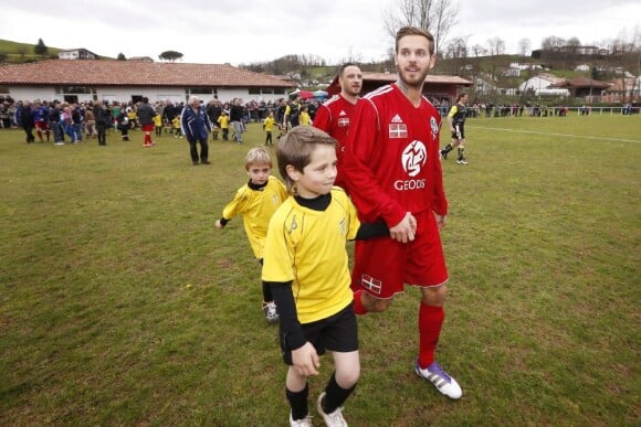 M. Pokora lors de sa première sélection sous le maillot du Variétés Club de France à Saint-Jean-Pied-de-Port face à l'équipe locale du FC Garazi le 17 mars 2013