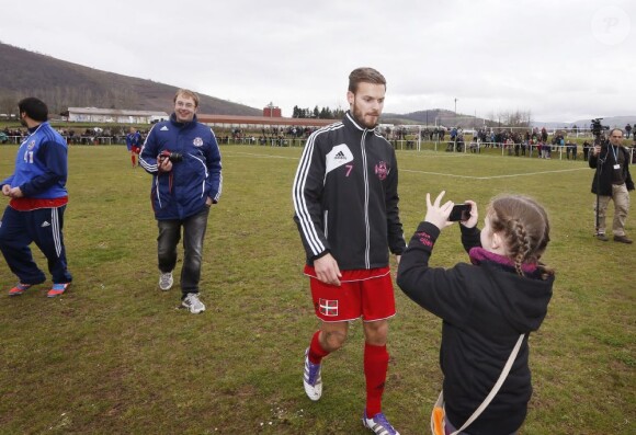 M. Pokora inaugurait sa première sélection sous le maillot du Variétés Club de France à Saint-Jean-Pied-de-Port face à l'équipe locale du FC Garazi le 17 mars 2013