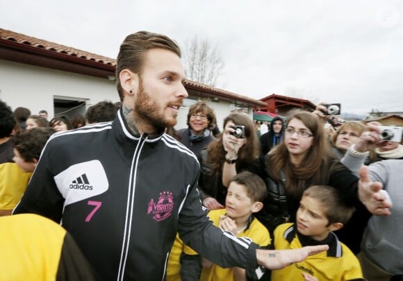 M. Pokora inaugurait sa première sélection sous le maillot du Variétés Club de France à Saint-Jean-Pied-de-Port face à l'équipe locale du FC Garazi le 17 mars 2013