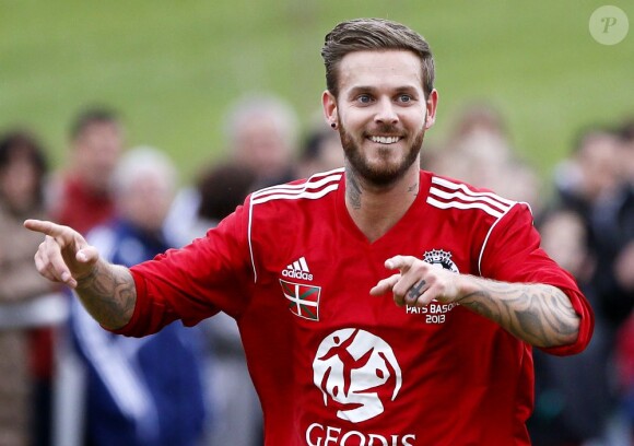 M. Pokora inaugurait sa première sélection sous le maillot du Variétés Club de France à Saint-Jean-Pied-de-Port face à l'équipe locale du FC Garazi le 17 mars 2013