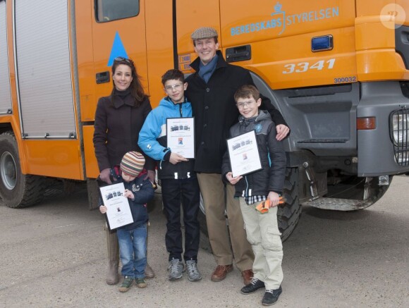 Les enfants ont déjà leur brevet de secouristes urgentistes ? La princesse Marie de Danemark, le prince Joachim et leurs garçons Nikolai, Felix et Henrik lors d'un exercice avec l'agence danoise de gestion des urgences (Beredskabsstyrelsen ou DEMA, Danish Emergency Management Agency), à Haversted le 9 mars 2013