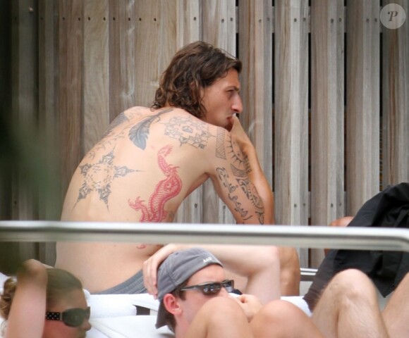 Zlatan Ibrahimovic en vacances à Miami, le 30 juin 2011. Le footballeur est un accro des tatouages.
