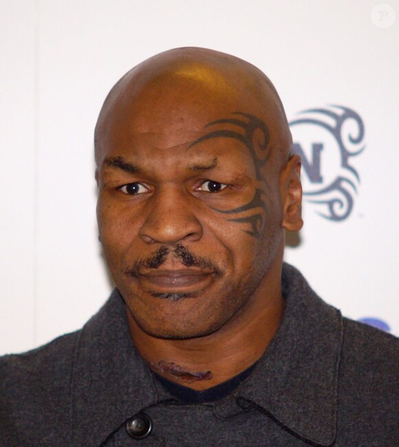 Mike Tyson présente sa nouvelle collection de vêtements à Londres le 6 octobre 2012. Son tatouage tribal sur le visage a fait polémique dans Very Bad Trip II.
