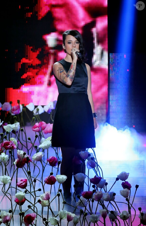 Exclusif - Alizée sur le plateau de l'émission Samedi, on chante Jean-Jacques Goldman, diffusée le 19 janvier 2013. La chanteuse possède des tatouages originaux sur le bras. 