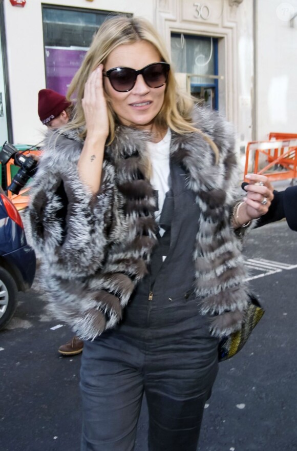 Kate Moss quitte les studios de la radio BBC Radio 1 à Londres. Le 14 mars 2013. La star possède une encre sur le poignet.