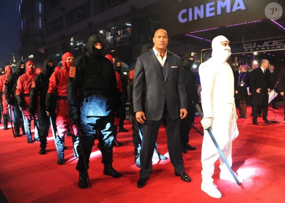 Dwayne Johnson se donne en spectacle lors de la première du film G.I. Joe : Conspiration à Londres, le 18 mars 2013.