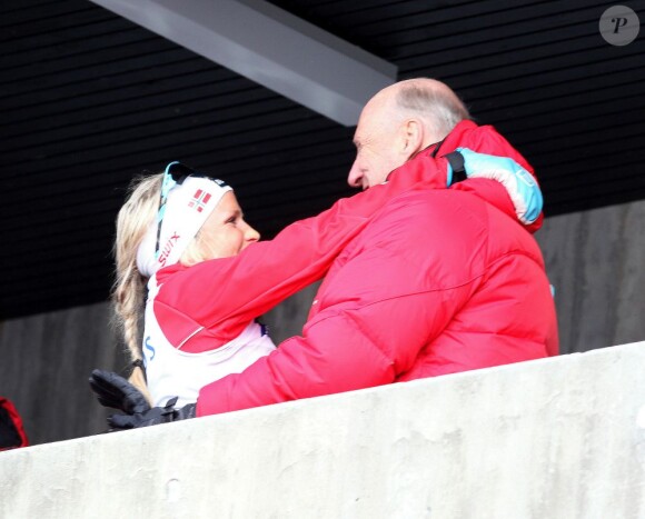 Le roi Harald V de Norvège et la reine Sonja ont fait un triomphe à la Norvégienne Therese Johaug, victorieuse du 30 km libre à Holmenkollen (Oslo) le 17 mars 2012.