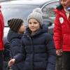 La princesse Mette-Marit de Norvège et ses enfants la princesse Ingrid Alexandra et le prince Sverre Magnus, ainsi que leur labradoodle Milly Kakao, assistaient avec le couple royal aux épreuves de ski nordique comptant pour la Coupe du monde, à Holmenkollen (Oslo), le 17 mars 2013.